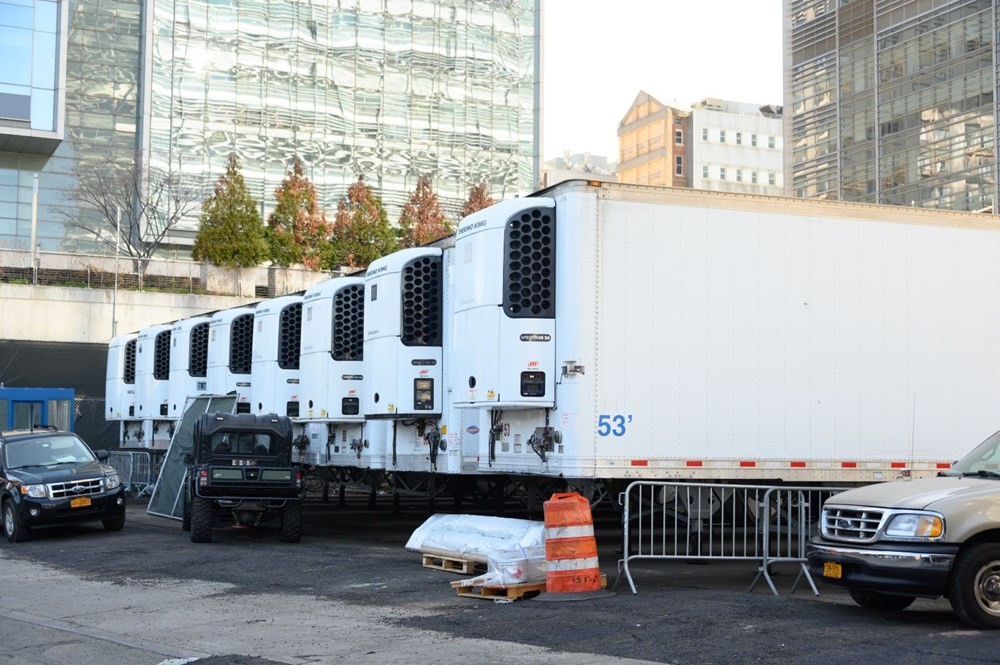 New York'ta hastane önlerine mobil morglar kuruluyor