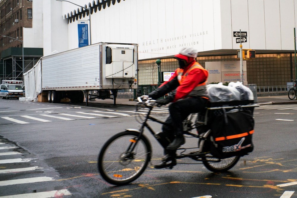 New York'ta hastane önlerine mobil morglar kuruluyor