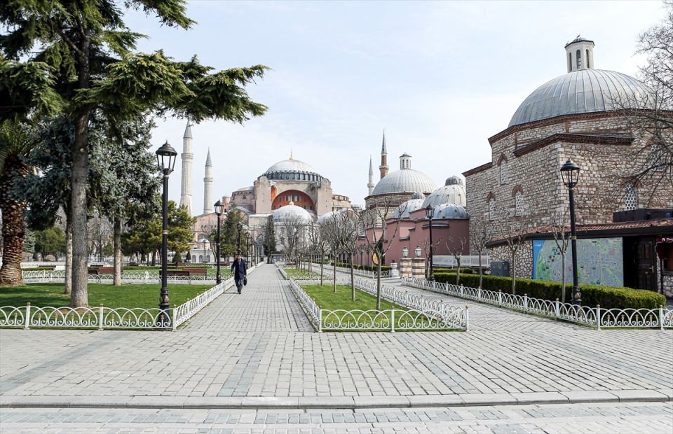 İstanbul sokaklarında korona virüs sakinliği