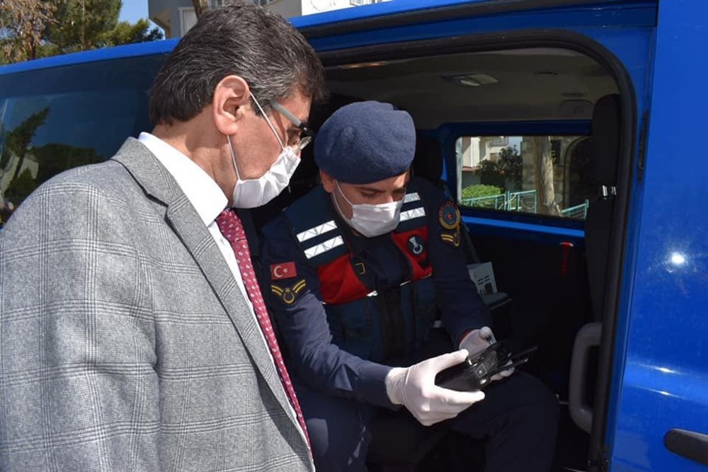 Pazarda alışveriş yapanların ateşi drone ile ölçüldü