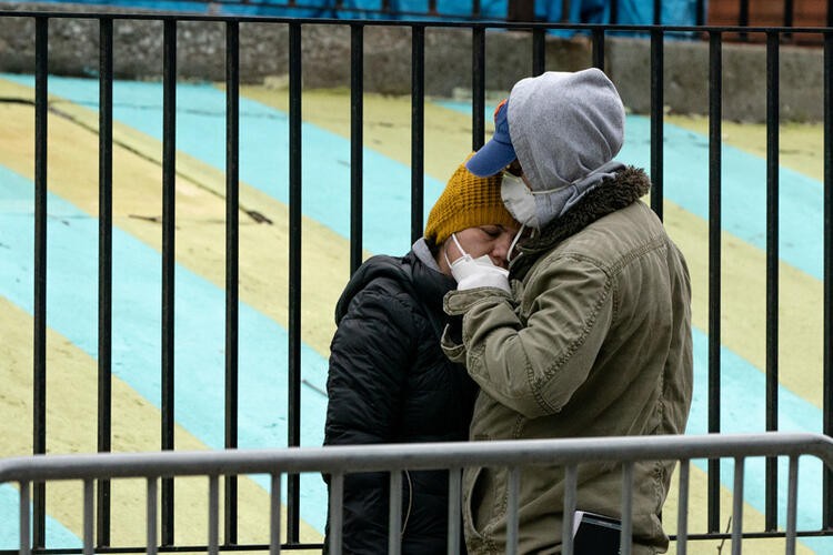 Tüyler ürperten görüntü! Korona virüsten öldü, çöle gömüldü