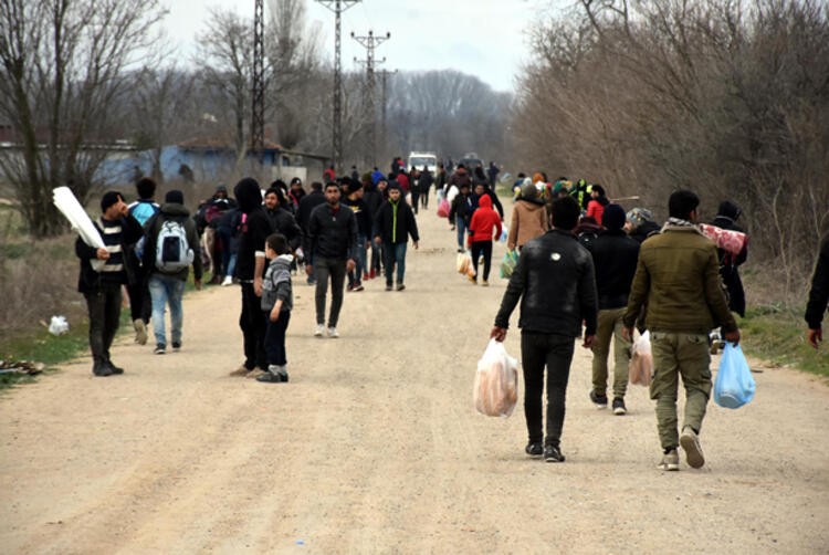 Yunan askerleri dövdüğü göçmenleri yarı çıplak gönderdi