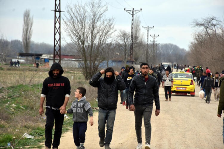 Yunan askerleri dövdüğü göçmenleri yarı çıplak gönderdi