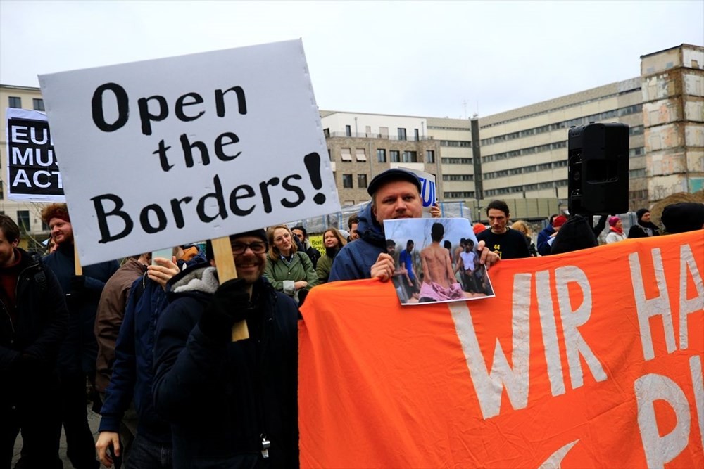 Berlin'de Merkel ve Miçotakis'e protesto