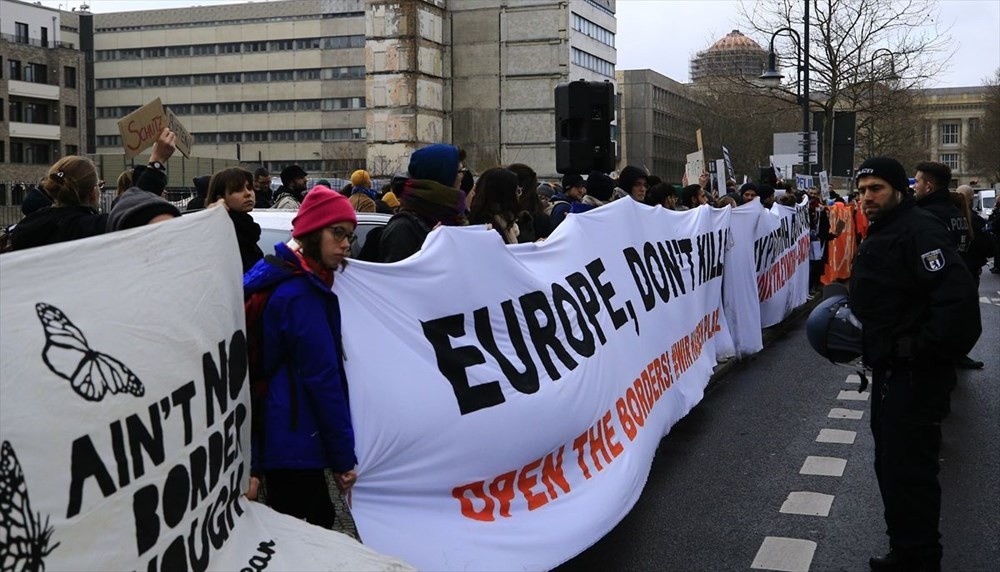 Berlin'de Merkel ve Miçotakis'e protesto