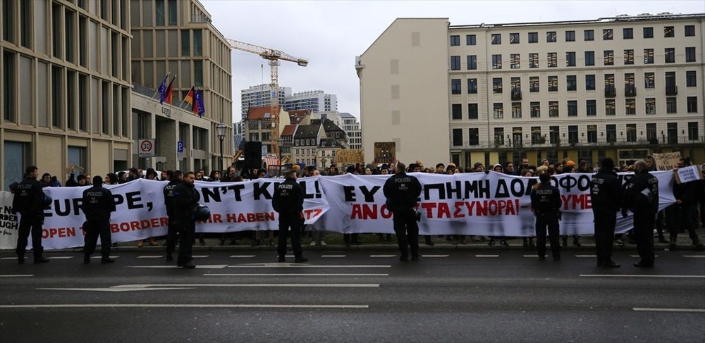 Berlin'de Merkel ve Miçotakis'e protesto