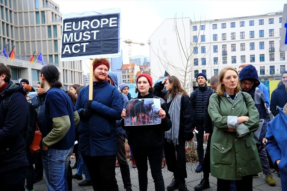 Berlin'de Merkel ve Miçotakis'e protesto