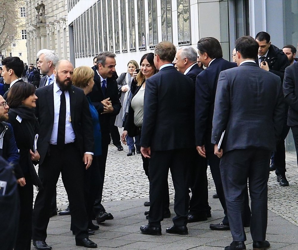 Berlin'de Merkel ve Miçotakis'e protesto