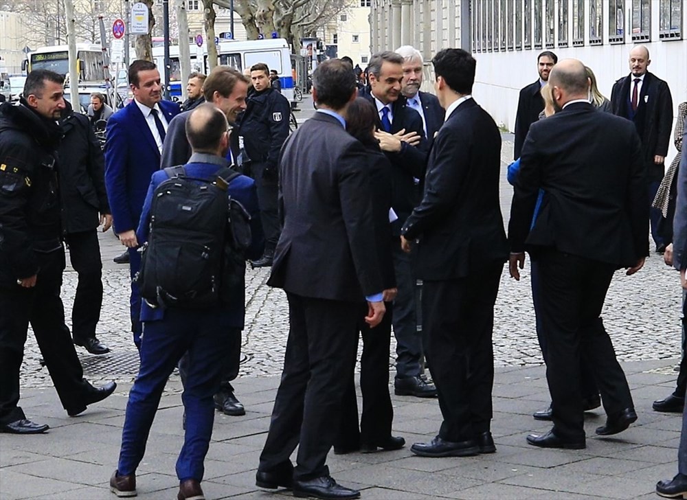 Berlin'de Merkel ve Miçotakis'e protesto