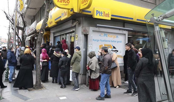 Nakdi destek ödemesi başladı PTT önünde kuyruk oluştu