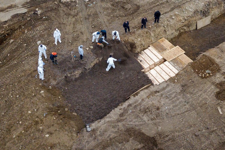 ABD'den kan donduran fotoğraflar! Toplu mezarda cesetler üst üste