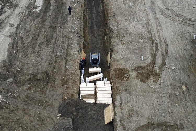 ABD'den kan donduran fotoğraflar! Toplu mezarda cesetler üst üste