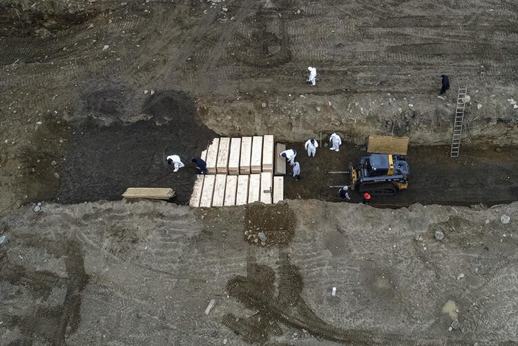 ABD'den kan donduran fotoğraflar! Toplu mezarda cesetler üst üste