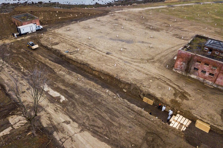 ABD'den kan donduran fotoğraflar! Toplu mezarda cesetler üst üste