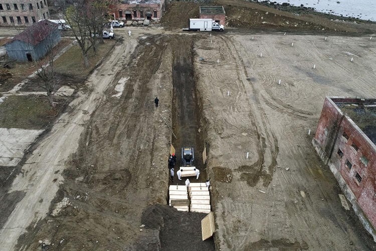 ABD'den kan donduran fotoğraflar! Toplu mezarda cesetler üst üste