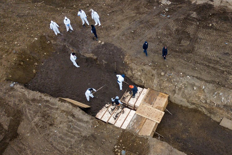 ABD'den kan donduran fotoğraflar! Toplu mezarda cesetler üst üste