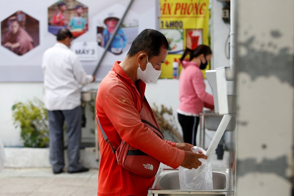 Vietnam'da 'Pirinç ATM'si karantina altındaki yoksulları besliyor