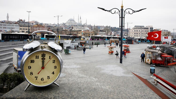 Karantinada olan birçok yerin saat tam 12'de çekilmiş fotoğrafları