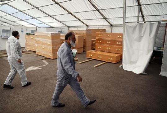 İngiltere'de caminin otoparkı geçici morga dönüştürüldü