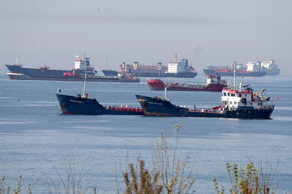 Zeytinburnu açıklarında onlarca gemi salgının bitmesini bekliyor