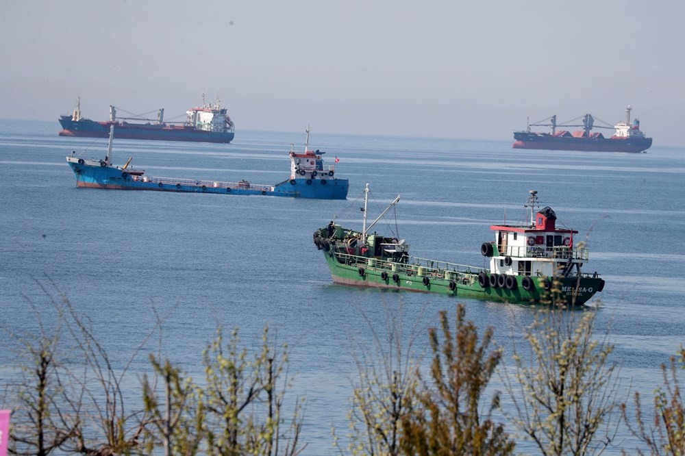 Zeytinburnu açıklarında onlarca gemi salgının bitmesini bekliyor