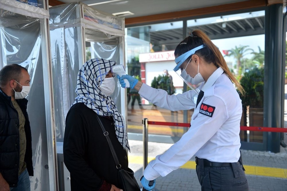 AVM'ler açıldı! Alışveriş merkezinin önünde metrelerce kuyruk oluştu