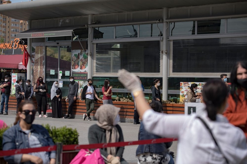 AVM'ler açıldı! Alışveriş merkezinin önünde metrelerce kuyruk oluştu