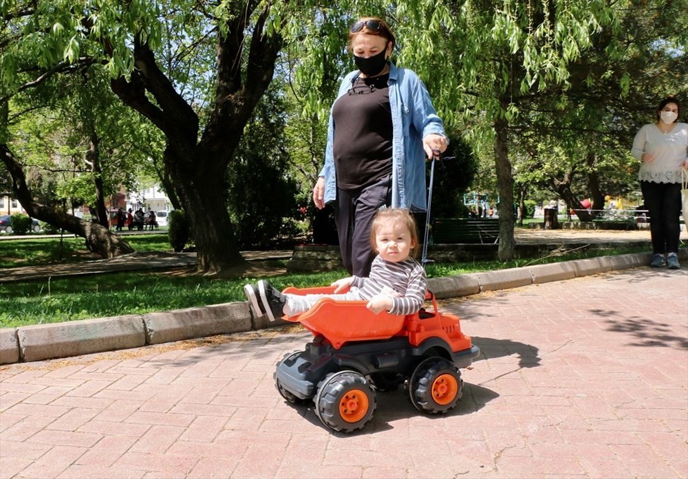 Çocuklar 40 gün sonra ilk kez sokakta