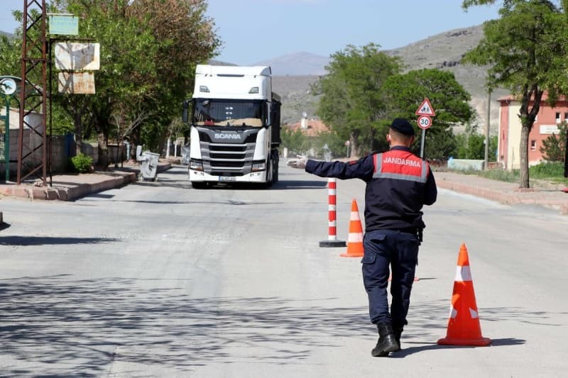 30 ev karantinada! Taziyeye gitti, virüs bulaştırdı