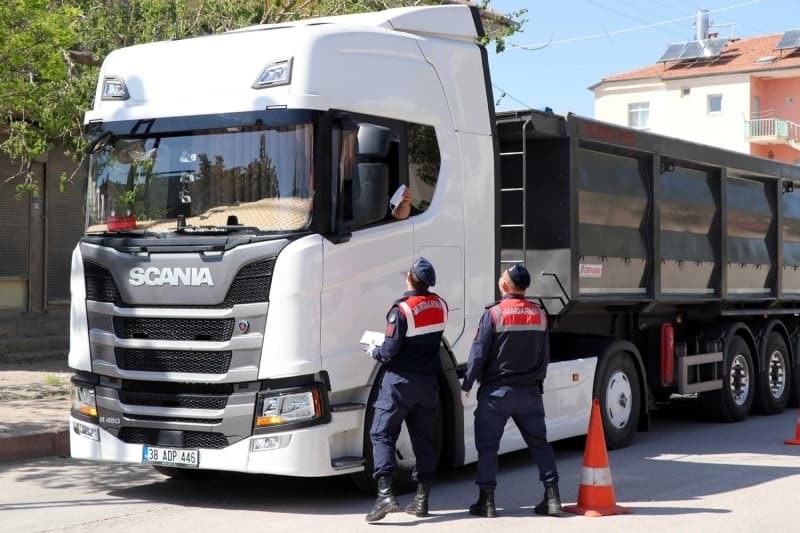 30 ev karantinada! Taziyeye gitti, virüs bulaştırdı