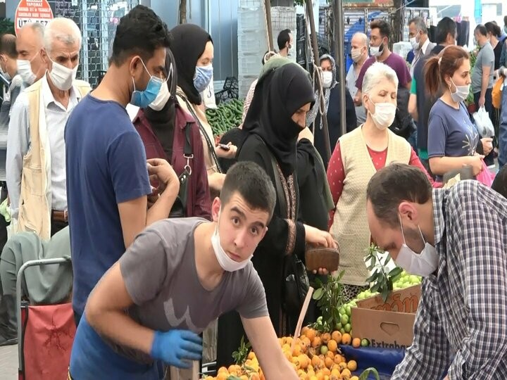 Avcılardaki korona pazarı: Adım atacak yer yok