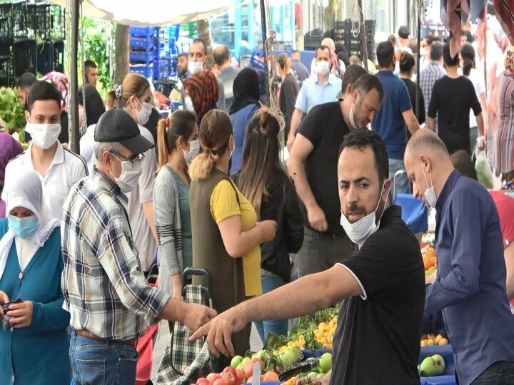 Avcılardaki korona pazarı: Adım atacak yer yok