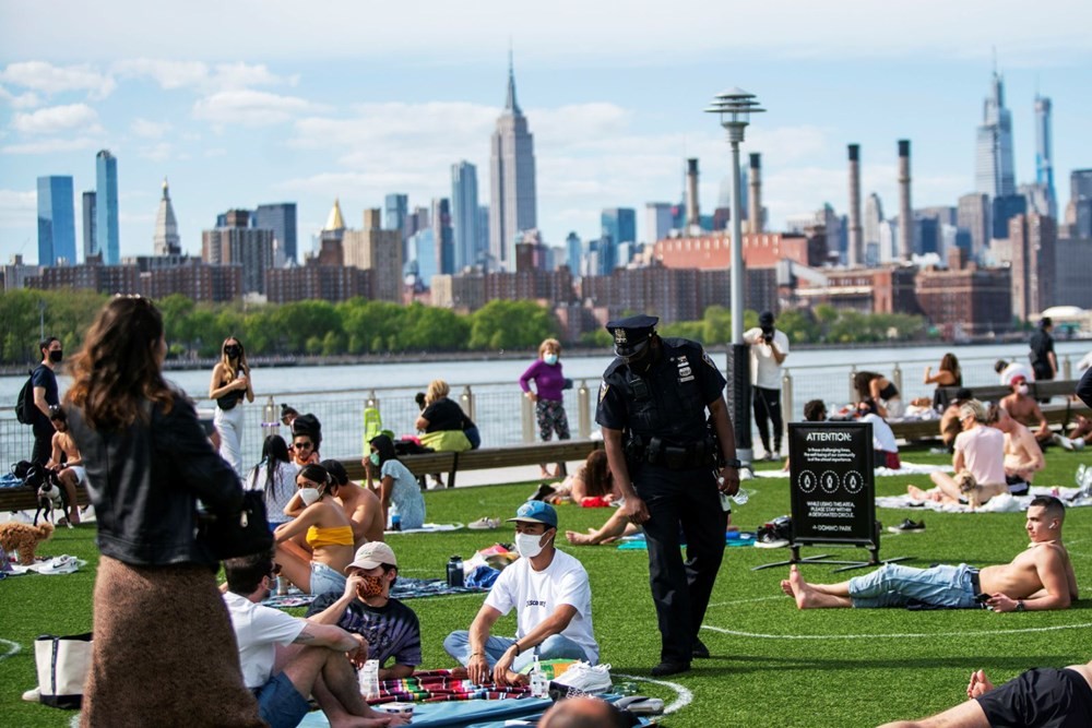 New Yorklular parklara akın etti