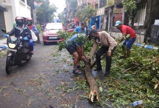 Hindistan ve Bangladeş'i vuran Amphan Kasırgası'nda 24 ölü