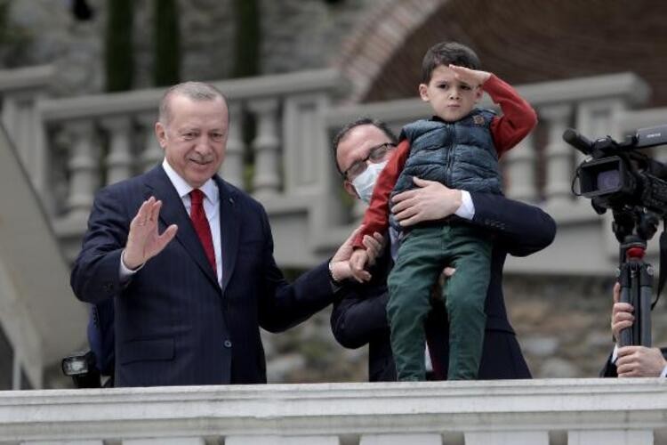 Erdoğan, fetih kutlamaları dolayısıyla Boğaz'dan geçen tekneleri selamladı