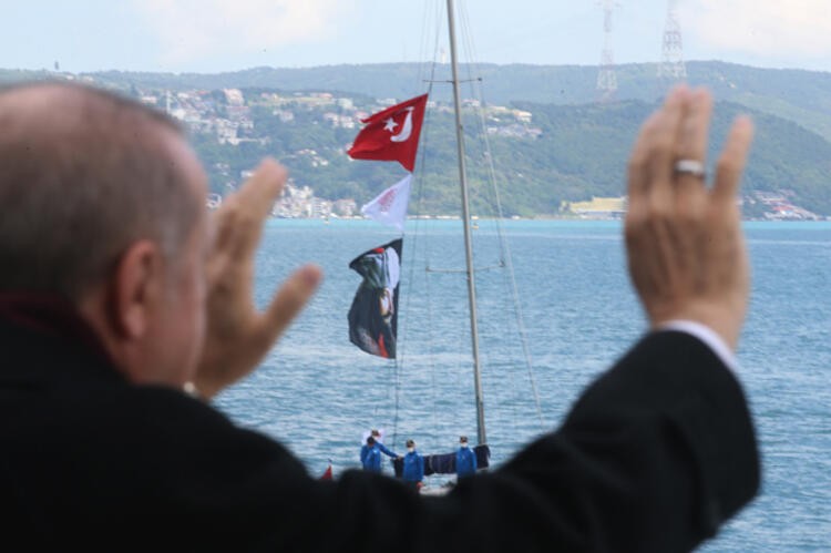 Erdoğan, fetih kutlamaları dolayısıyla Boğaz'dan geçen tekneleri selamladı