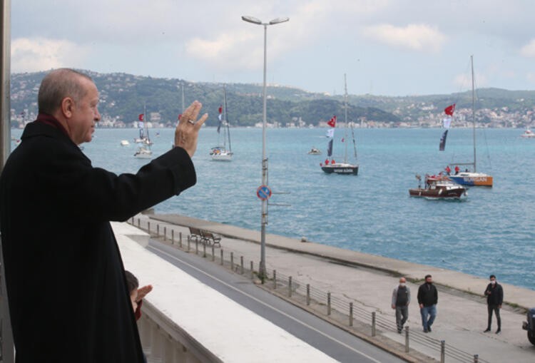 Erdoğan, fetih kutlamaları dolayısıyla Boğaz'dan geçen tekneleri selamladı