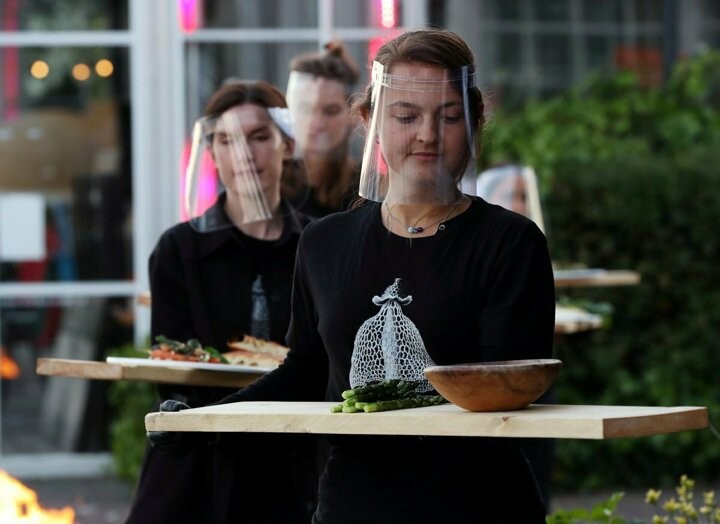 Hollanda restoranlarında korona dönemi: Kabinlerde yemek yiyorlar