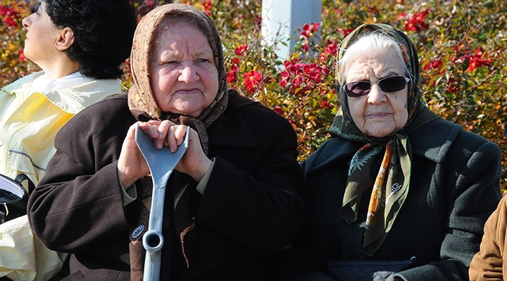 Pazar günü dışarı çıkacak 65 yaş üstü vatandaşlara önemli uyarılar