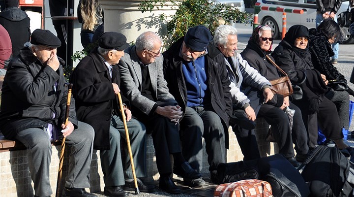 Pazar günü dışarı çıkacak 65 yaş üstü vatandaşlara önemli uyarılar