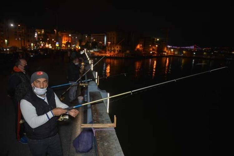 Kısıtlama biter bitmez oltasını kapan Galata Köprüsü'ne koştu