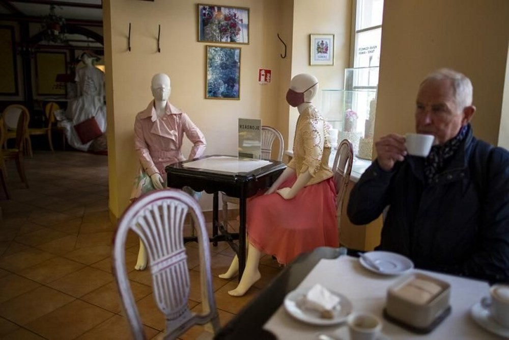 Normale dönüşte ülke ülke restoran manzaraları