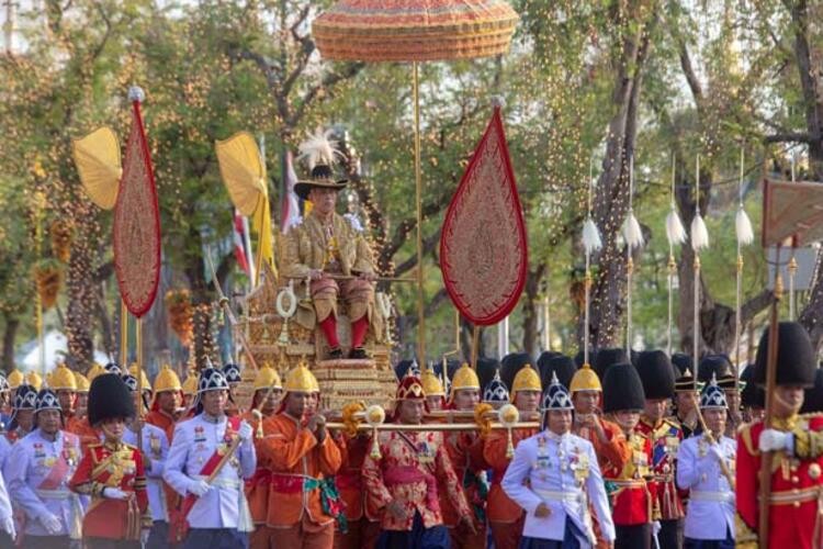  Tayland'da da yaşam biçimiyle şaşkına çeviren Kral Rama X tartışılıyor