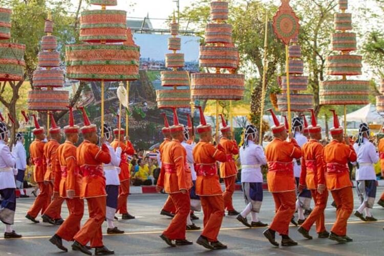  Tayland'da da yaşam biçimiyle şaşkına çeviren Kral Rama X tartışılıyor