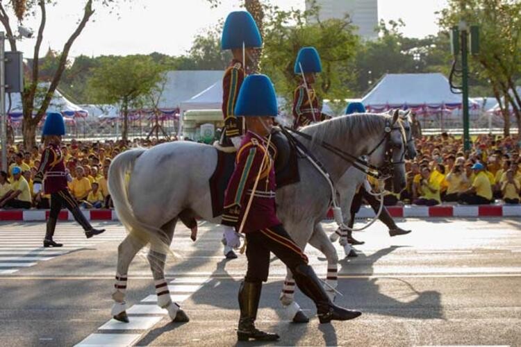  Tayland'da da yaşam biçimiyle şaşkına çeviren Kral Rama X tartışılıyor