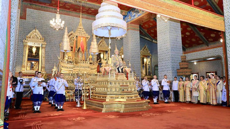  Tayland'da da yaşam biçimiyle şaşkına çeviren Kral Rama X tartışılıyor