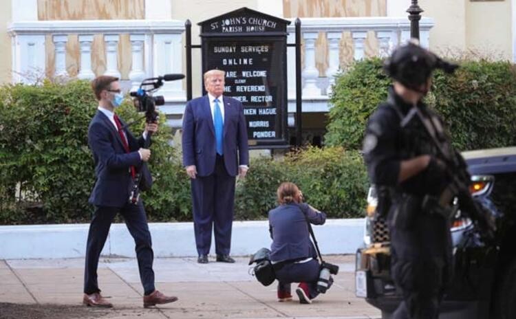 Gövde gösterisi! Trump elinde İncil yürüyerek kiliseye gitti