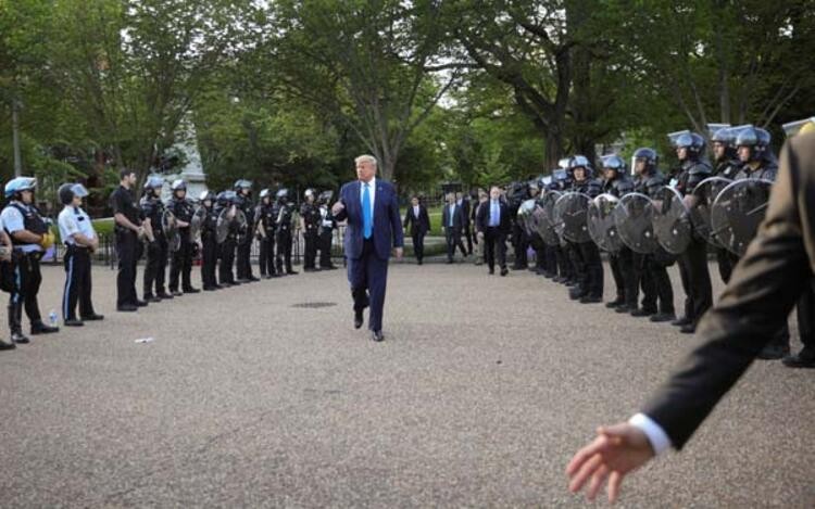 Gövde gösterisi! Trump elinde İncil yürüyerek kiliseye gitti