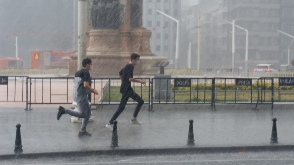 İstanbul'da sağanak, dolu ve hortum