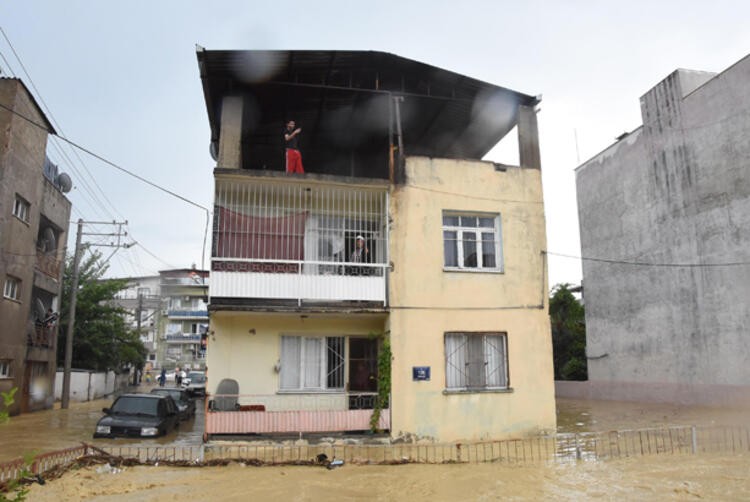 İzmir ve Bursa'nın ardından İstanbul'da da başladı! Süper hücre uyarısı